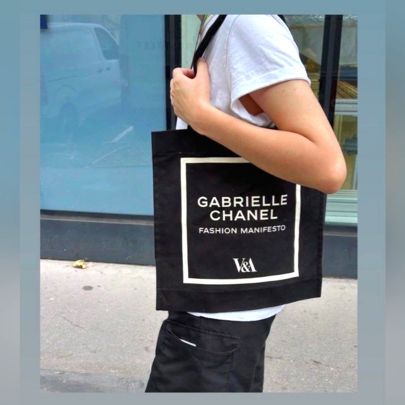 Gabrielle Chanel black tote bag V&A - Picture 2 of 3